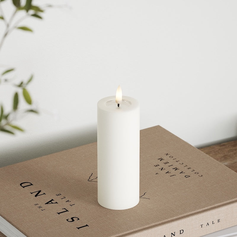 Deluxe Homeart LED Pillar candle Ø 5 x 12.5 cm White