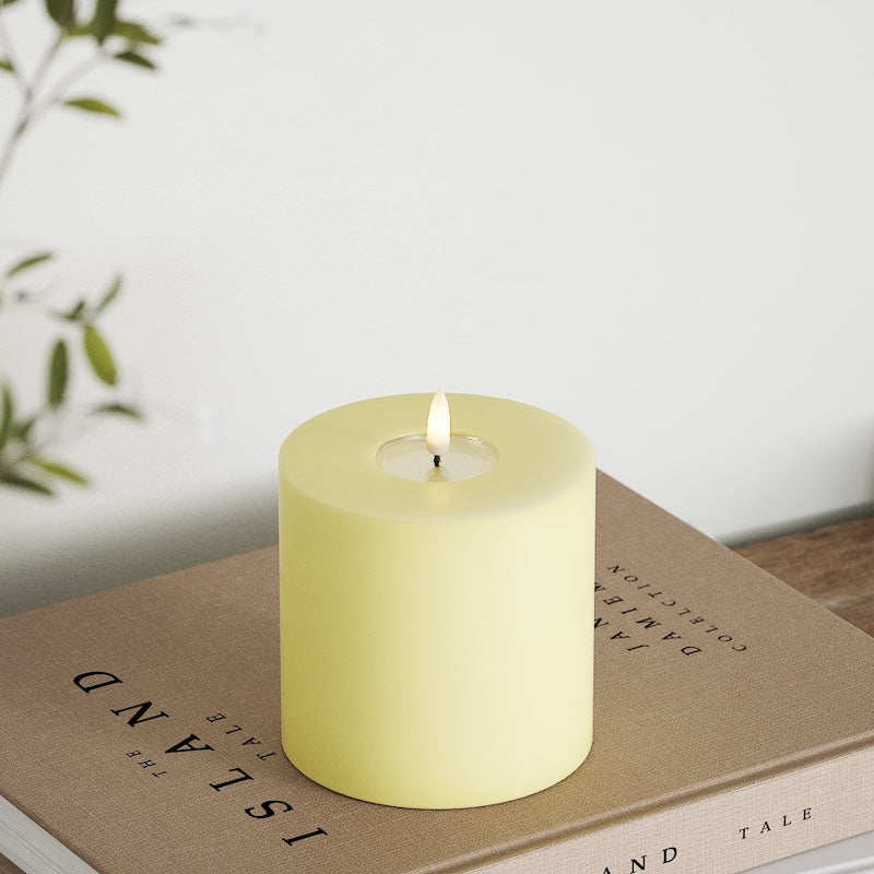 Deluxe Homeart LED Pillar candle Ø 10 x 10 cm Light Yellow